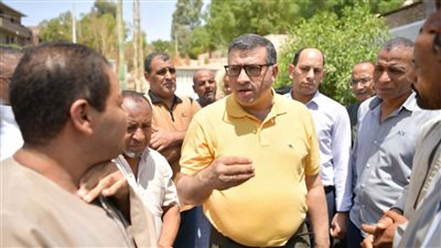  محافظ قنا يستمع إلي مطالب السكان في قريتين 