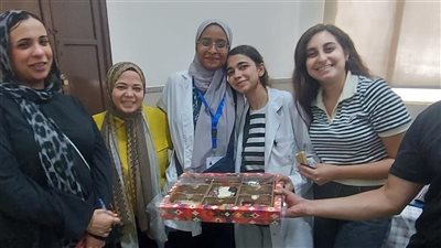 توزيع حلوى المولد النبوي على العاملين بمستشفيات قصر العيني 