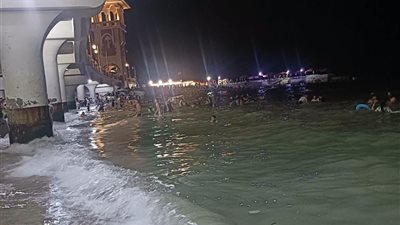 رفع الراية الحمراء على جميع شواطئ الإسكندرية .. تحذير من السباحة 