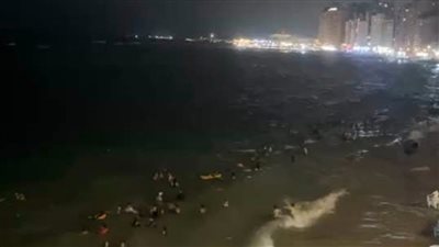 رغم تحذيرات الأرصاد.. المصطافون يتوافدون على شواطئ الإسكندرية 