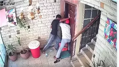 انتحلا صفة مندوبي توصيل ..ضبط المتهمين بمحاولة اقتحام شقة سيدات أفارقة في البساتين