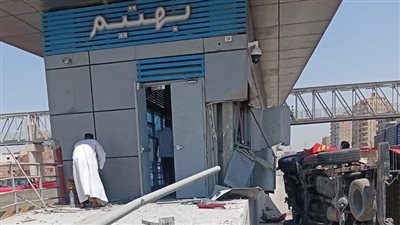 تفاصيل حادث سيارة بمسار الأتوبيس الترددي BRT في محطة بهتيم