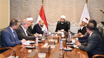 وزير الأوقاف يعقد اجتماعا بموفدي الوزارة بالخارج عبر تقنية الاتصال المرئي