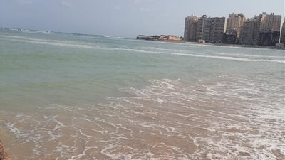 محافظ الإسكندرية: سلامة المواطنين أولًا.. استمرار رفع الراية الحمراء ومنع نزول البحر بجميع الشواطئ