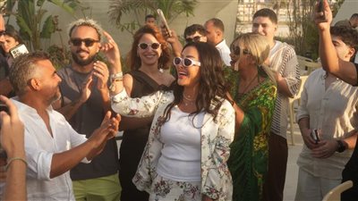 لطيفة تحتفل بنجاح «شبهي بالمللي» على شاطئ الساحل الشمالي وسط صناع الألبوم والبلوجرز 
