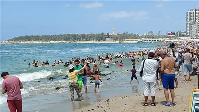  اضطرابات شديدة بشواطئ الاسكندرية بسبب 