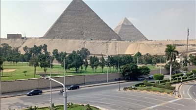 استمرار أعمال النظافة والتجميل بمحيط المتحف المصري الكبير ومدخل الأهرامات بالجيزة