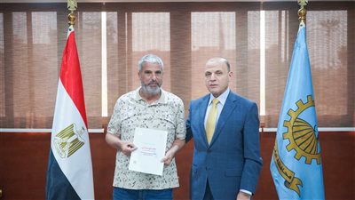 محافظ الغربية يُسلّم 4 عقود تقنين لأراضي أملاك الدولة للمستفيدين 