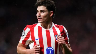 جوليان ألفاريز يرفض الراحة ويقاتل للحاق بديربي مدريد