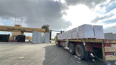 الهلال الأحمر المصري يدفع بأكثر من 62 ألف سلة غذائية للأشقاء الفلسطينيين 