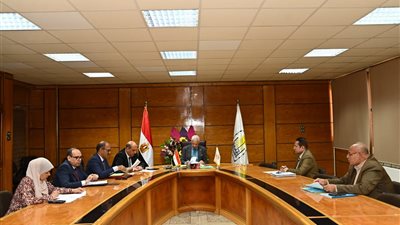 رئيس جامعة أسيوط، يعقد اجتماع مجلس إدارة صندوق المدن الجامعية 