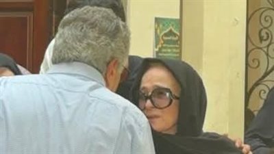 نجلاء فتحي تودع ابنتها وسط دموع وحزن في جنازتها بمصر الجديدة