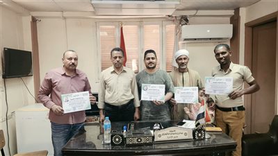 مدير تعليم ابو تشت يكرّم عدداً من العاملين المتميزين 