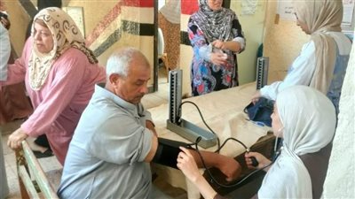 766 مواطنًا يستفيدون من قافلة «حياة كريمة» الطبية بقرية كفر أبو الديب في الشرقية