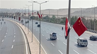 الجيزة تجمل وترفع كفاءة الطرق المؤدية للمتحف المصري الكبير والأهرامات