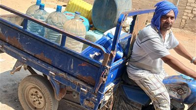«الجراكن بدل الحنفية».. انقطاع المياه يفرض واقعًا صعبًا على أهالي عزبة المصري بجلفينا في بلبيس