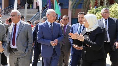 رئيس جامعة المنيا يتفقد أعمال الكشف الطبي للطلاب الجدد بكليتي الطب والصيدلة
