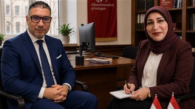 أستاذ جامعة مصري يعلم العربية للهولنديين وينتصر للهوية
