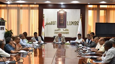 محافظ الأقصر يناقش موقف طلبات التقنين أملاك الدولة ويوجه بسرعة إنجاز الملف 