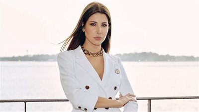 نانسي عجرم تعكس رقي إطلالتها بالأبيض الناصع 