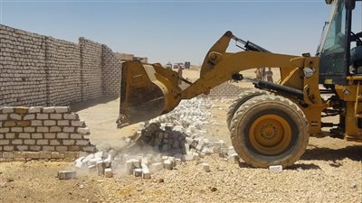 إزالة 12 تعد على أملاك الدولة بعزبة علي بدر في إسنا 