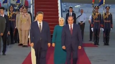 الرئيس السيسي وقرينته يستقبلان الرئيس الصيني.. شاهد