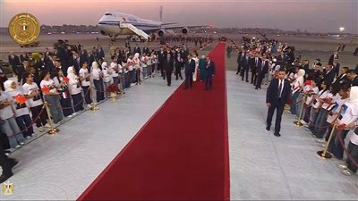 عشرات الشباب على جانبي السجادة الحمراء في استقبال الرئيس الصيني.. شاهد