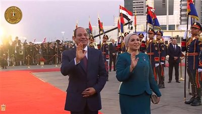 لقطة لافتة للرئيس السيسي وقرينته خلال استقبال الرئيس الصيني.. فيديو