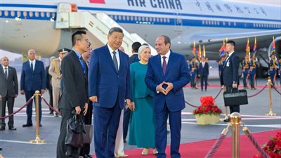 صور |الرئيس السيسي وقرينته يستقبلان الرئيس الصيني بمطار القاهرة الدولي