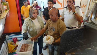 حملات مكثفة على مدار اليوم بحي الجمرك لإزالة الإشغالات وضبط المخالفات