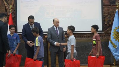 محافظ الغربية يسلّم 100 طالب الحقائب والمستلزمات الدراسية ضمن مبادرة «راجع مدرستي»