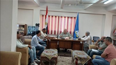«بابي مفتوح للجميع».. رئيس كفر سعد يبحث شكاوى المواطنين