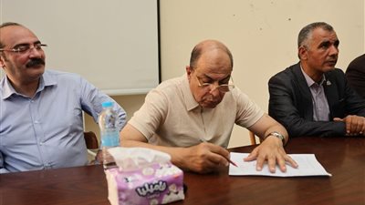 محافظ المنيا يلتقي أهالي بني مزار ويوجه بسرعة فحص مطالبهم 