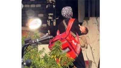 أم بـ 100 راجل..  سيدة تواجه مشقة العمل وطفلتها بين ذراعيها| صورة تشعل مواقع التواصل