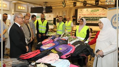 محافظ بني سويف يتفقد معرض توفير المستلزمات الدراسية ضمن مبادرة 