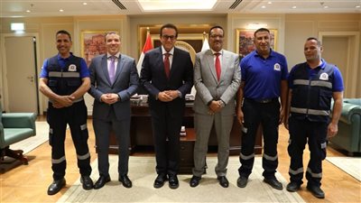 استجابوا لنداء طفل في 6 دقائق.. وزير الصحة يُكرم أبطال الإسعاف لإنقاذهم حياة أب 