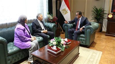 وزير الصحة يبحث مع نقيبي الأطباء والتمريض 4 قضايا تمس العاملين بالمنظومة الطبية.. تفاصيل