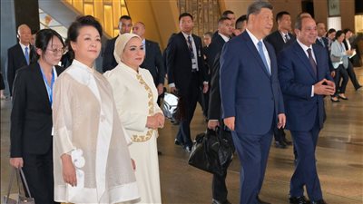 بالصور .. السيسي وقرينته يصطحبان الرئيس الصيني وقرينته في جولة بالمتحف المصري الكبير