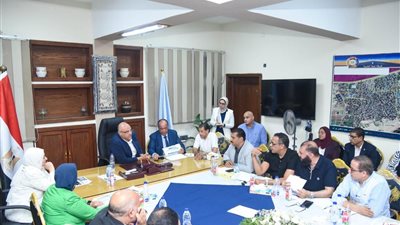 محافظ الإسكندرية يبحث حلول مشكلات مياه الشرب بغرب المحافظة
