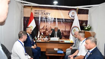 وزير الإنتاج الحربي يستقبل ممثلي شركات بجناح الوزارة بمعرض الدفاع بالبوسنة