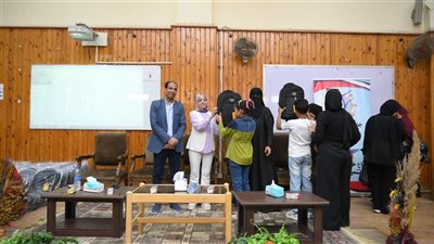 جامعة الفيوم: قافلة الخير لتوزيع الأدوات المدرسية بكلية السياحة والفنادق