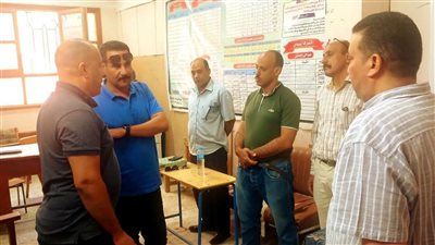 مدير دشنا التعليمية يتفقد مدرسة العزيزية الابتدائية استعدادًا للعام الدراسي الجديد