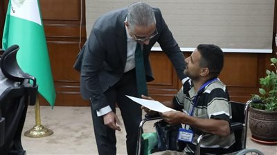 محافظ الجيزة يسلم عقد عمل لمواطن من ذوي الهمم ويحيل مخالفات البناء للتحقيق
