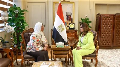 وزيرة التنمية المحلية تستضيف الكاتبة نشوى الحوفي في ندوة تثقيفية للعاملين بالوزارة