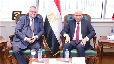 وزير العمل ومدير 