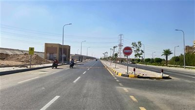 جهاز حدائق أكتوبر يواصل تركيب المطبات الشوكية بطرق المدينة الرئيسية 