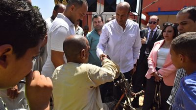 محافظ أسيوط يستجيب لطلب مسن من ذوي الهمم ويوفر كرسيًا كهربائيًا متحركًا
