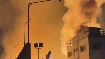 محافظ القليوبية ومدير الأمن ينتقلان لموقع حريق مصنع الكرتون بالعبور