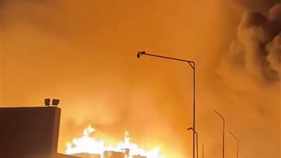 الدفع بـ١٥ سيارة إطفاء وإسعاف إلى موقع حريق مصنع العبور 