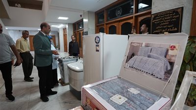 محافظ أسيوط يرسم البسمة على وجه عروس من الأولى بالرعاية